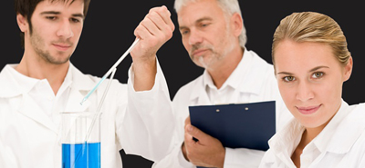 Quatro especialistas em marketing de bata branca, em fundo preto