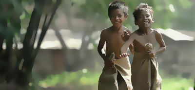 Duas crianças a correr, com os pés dentro de sacos